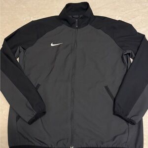 Nike Dri Fit Men’s Lightweight Jacket Medium